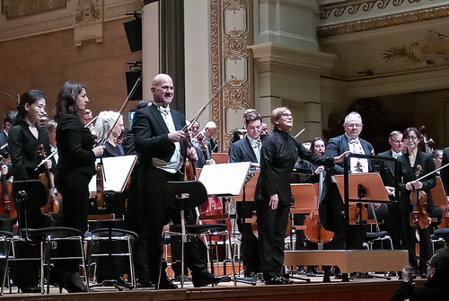 Nackte Frau und Totenmesse