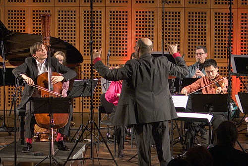 Die Völker verbindende Knetmasse Kitsch