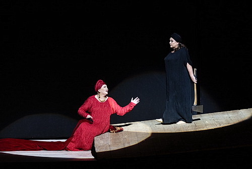 Mit archaischer Wucht